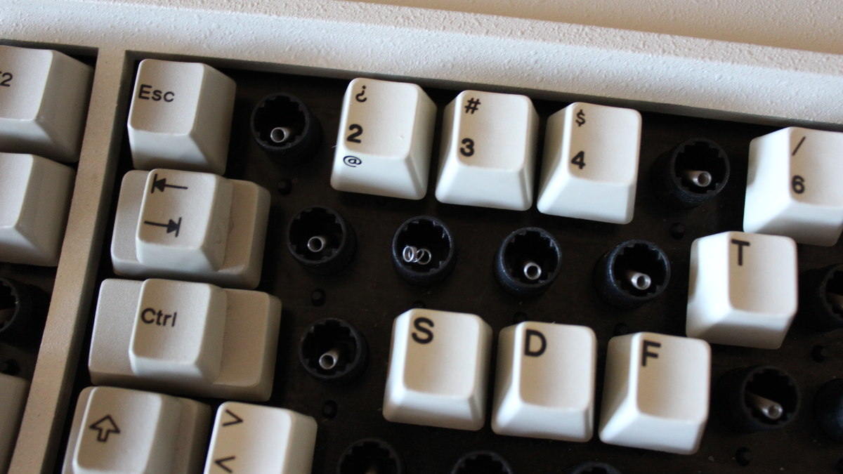 Detalle de un muelle estropeado en un teclado IBM Model M XT